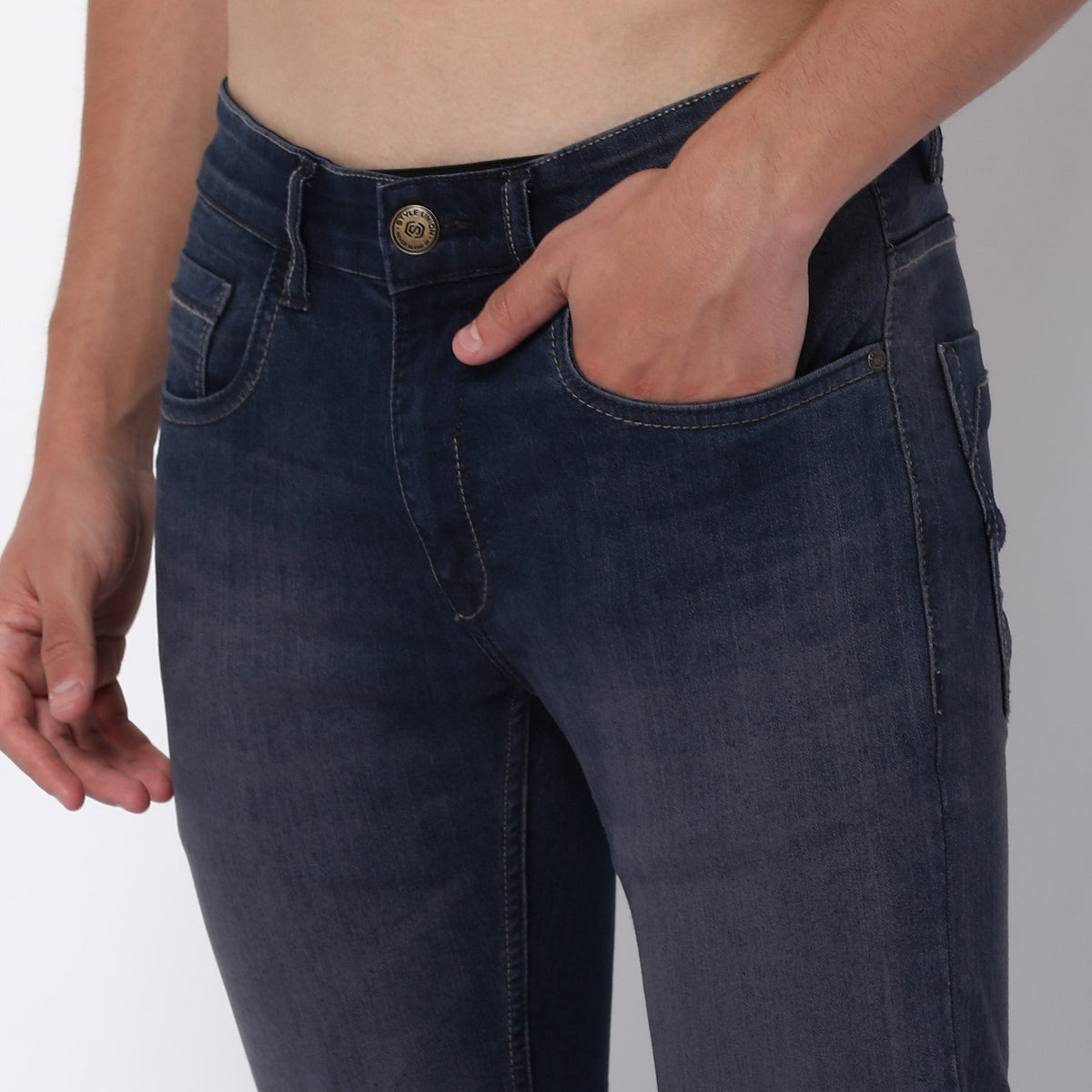 Men Wearing Regular Fit Solid Mid Rise Jean