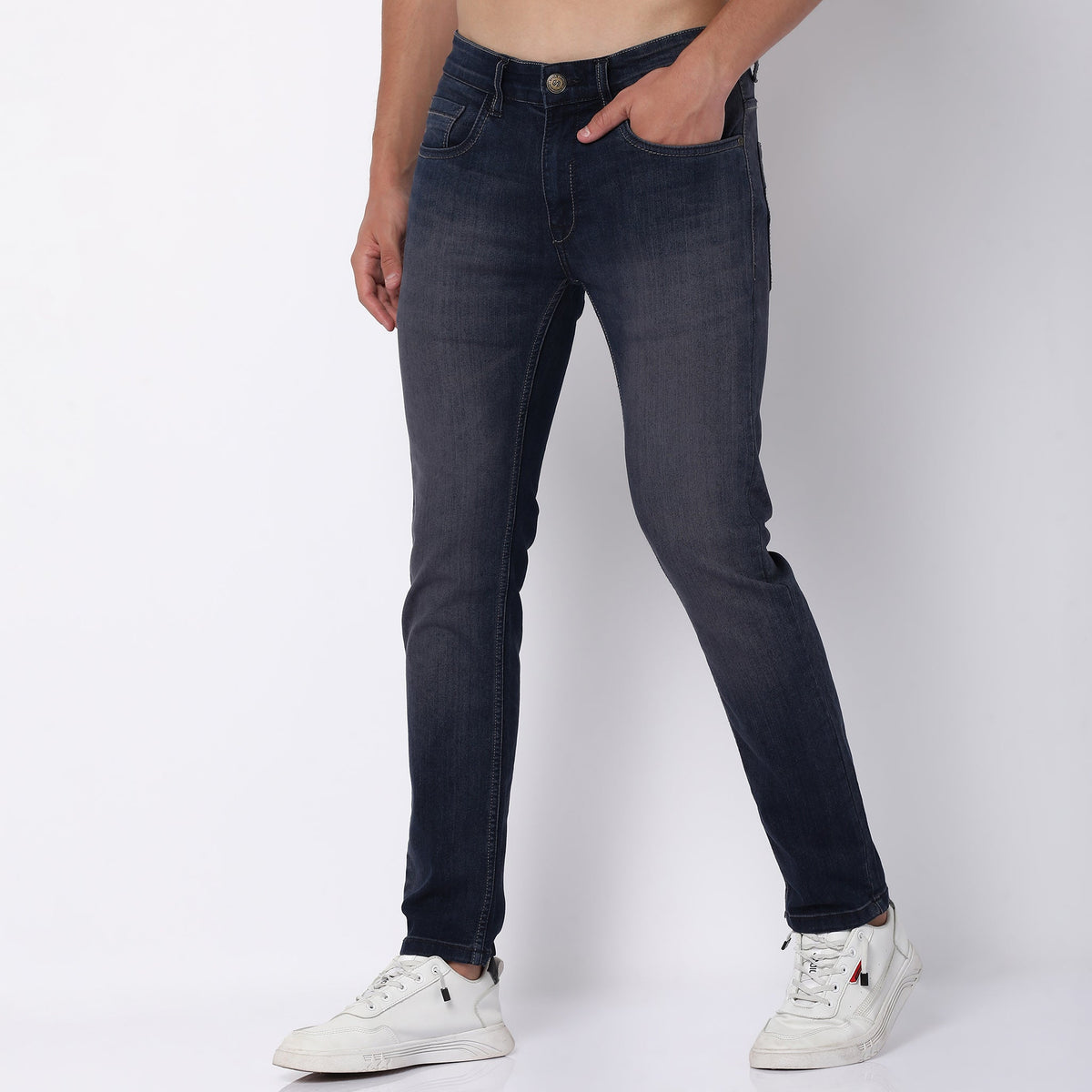 Men Wearing Regular Fit Solid Mid Rise Jean