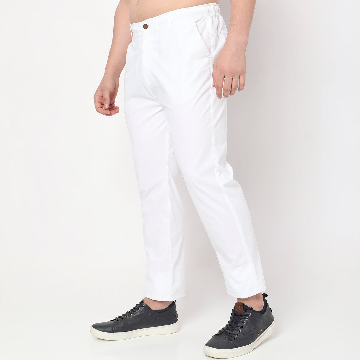 Relaxed Fit Solid Mid Rise Chinos