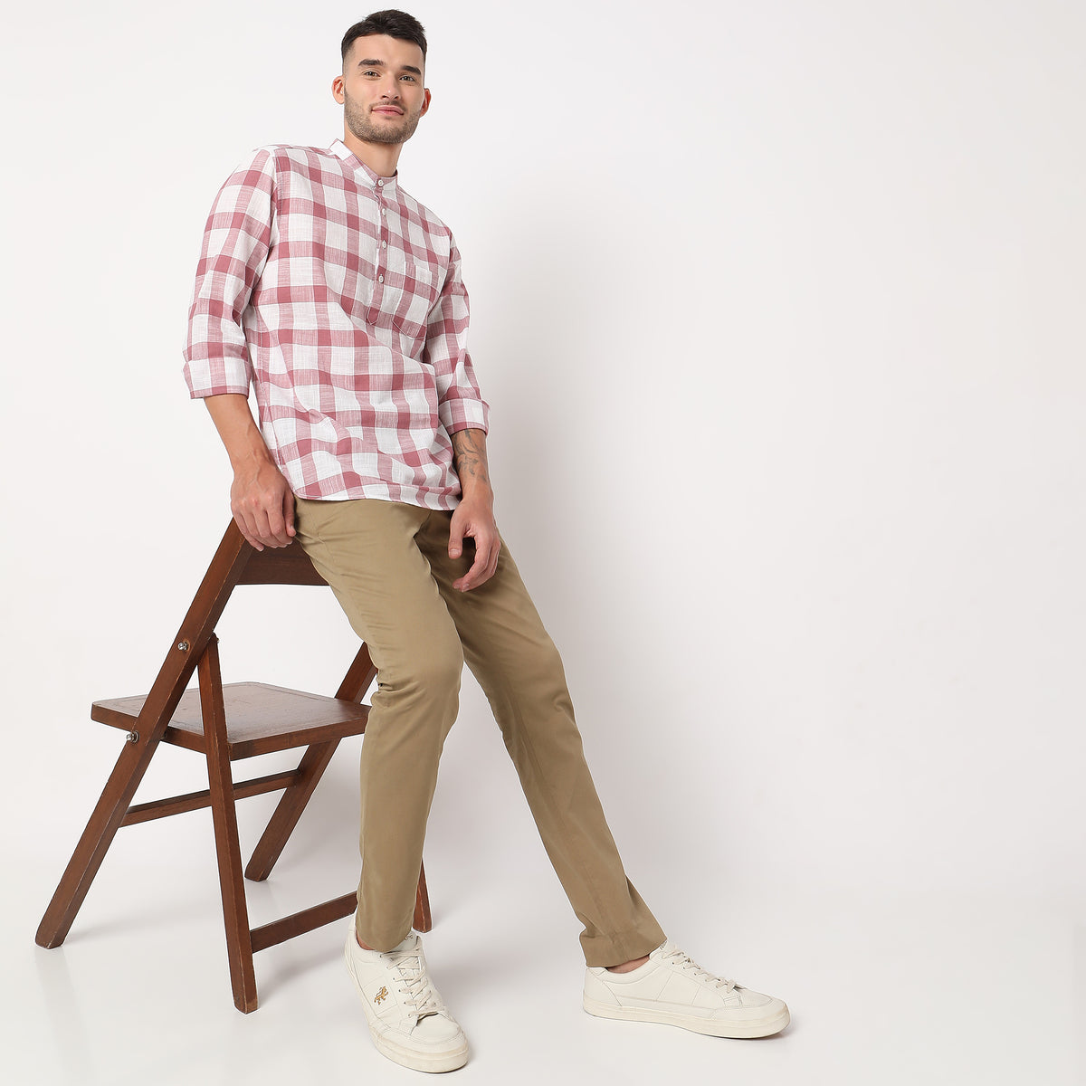 Regular Fit Solid Mid Rise Chinos