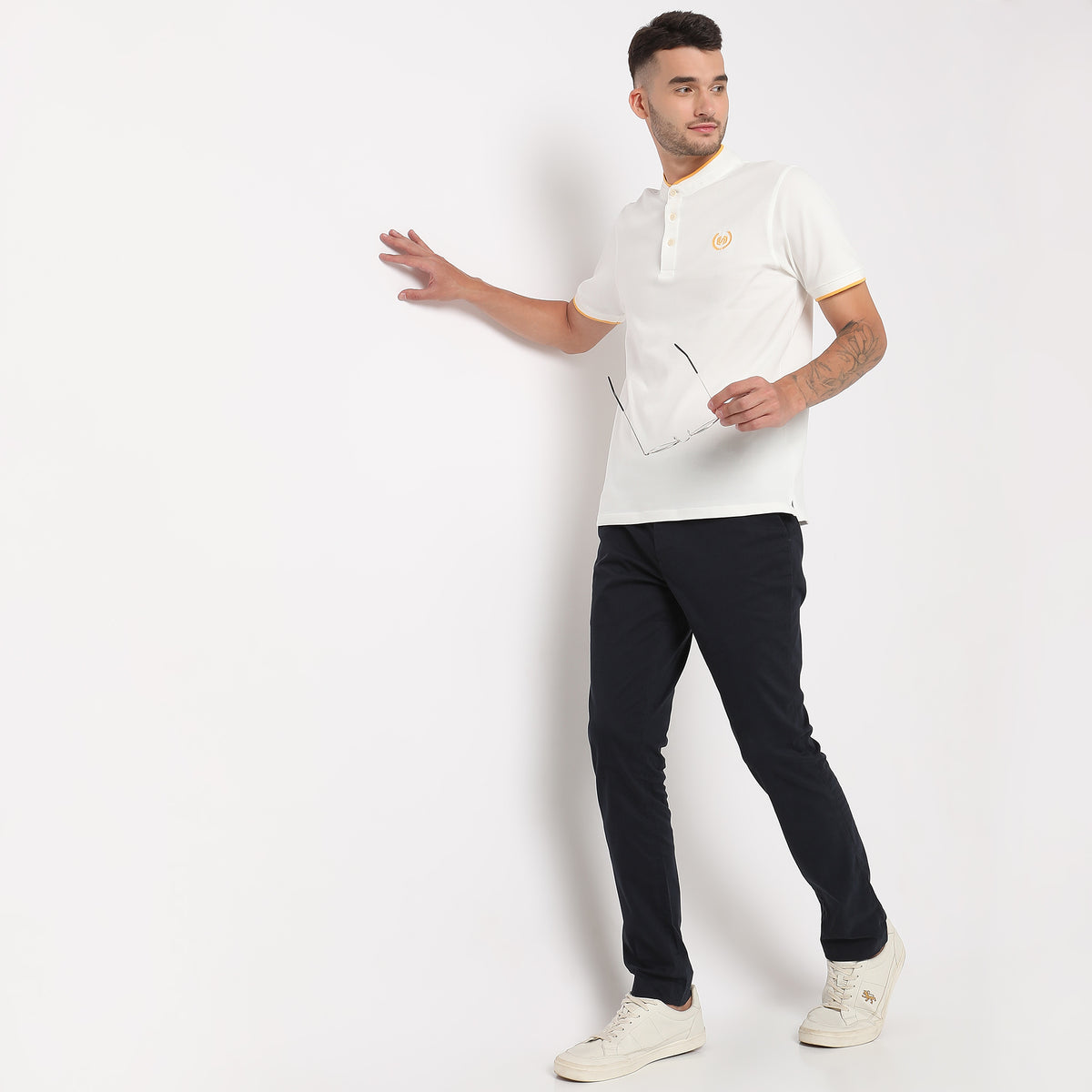 Regular Fit Solid Mid Rise Chinos