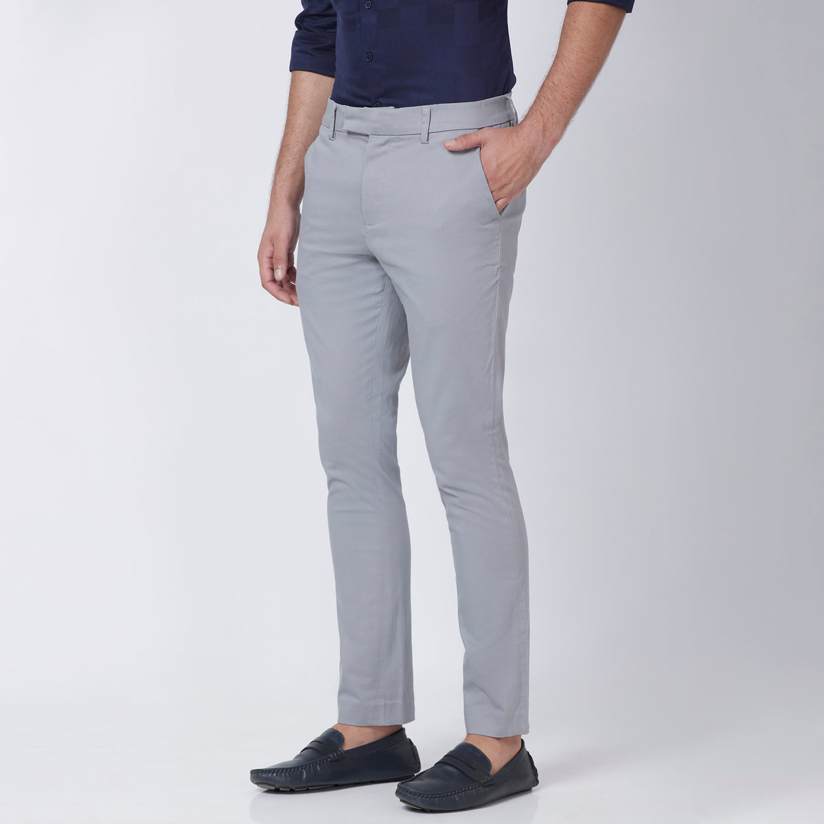 Regular Fit Solid Mid Rise Chinos