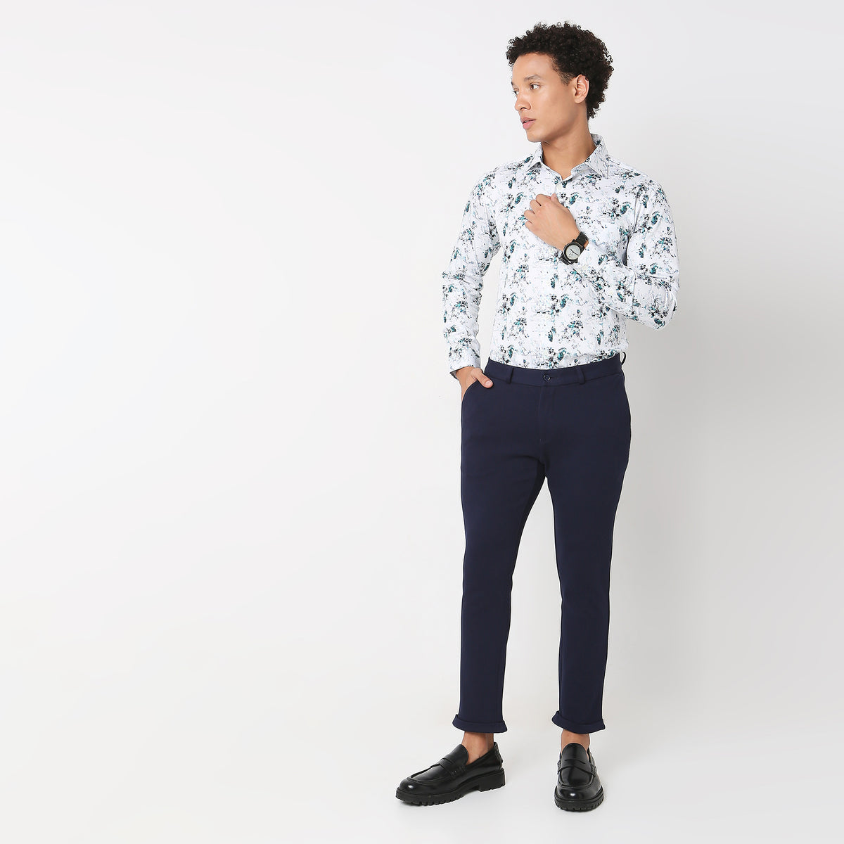 Regular Fit Solid Mid Rise Chinos