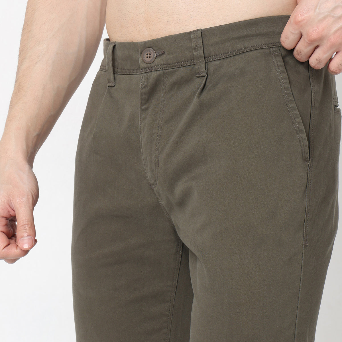 Regular Fit Solid Mid Rise Chinos