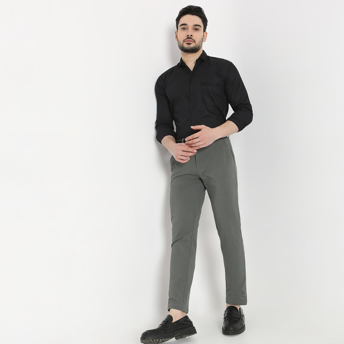 Skinny Fit Solid Mid Rise Chinos