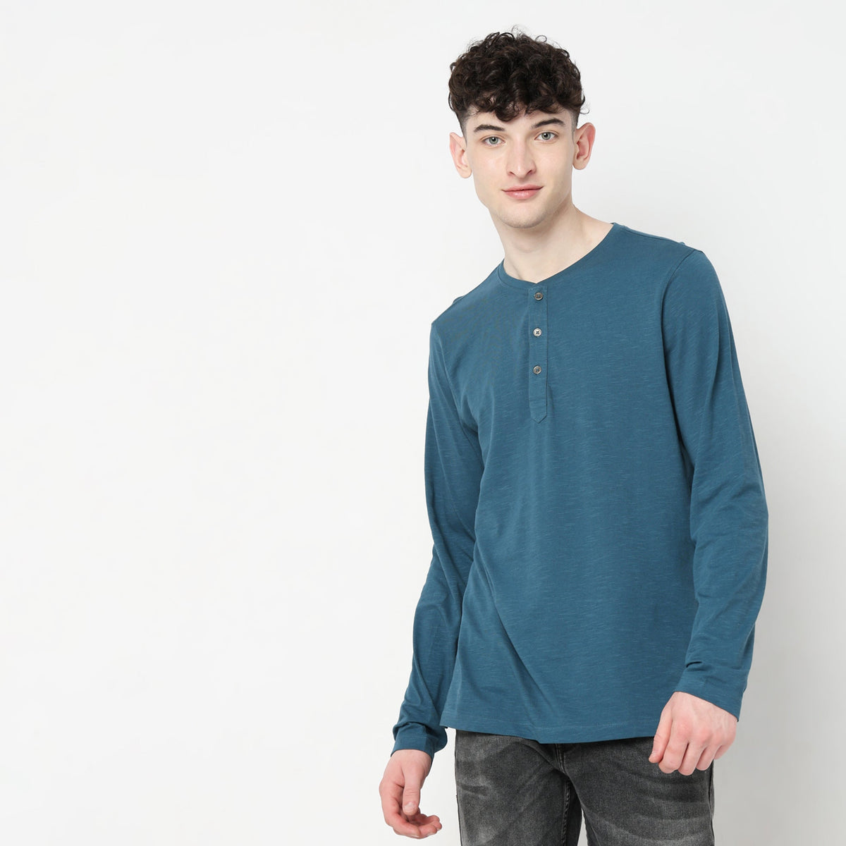 Men Wearing Regular Fit Solid T-Shirt