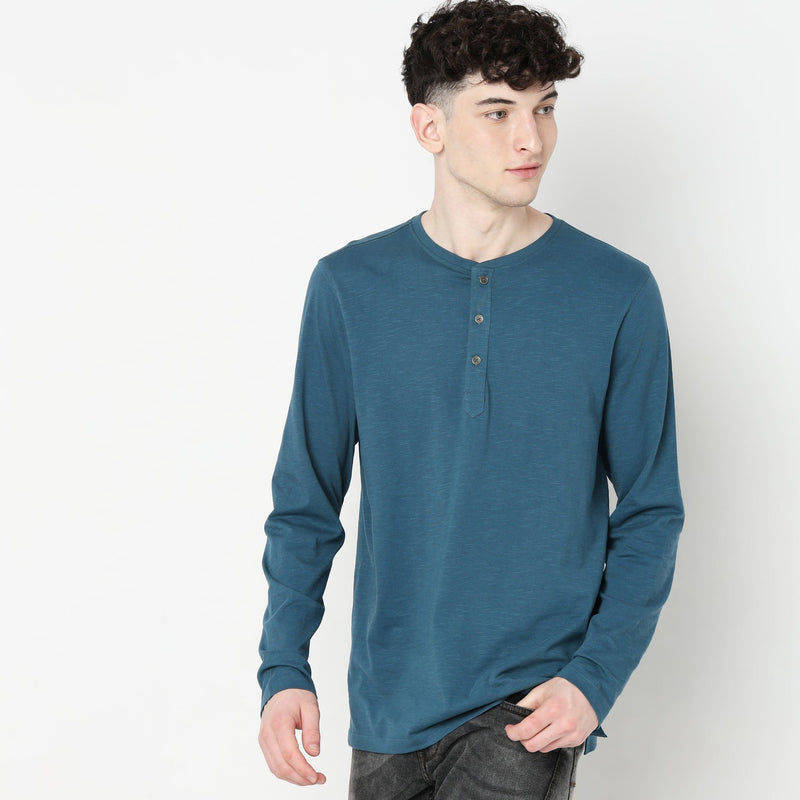 Men Wearing Regular Fit Solid T-Shirt