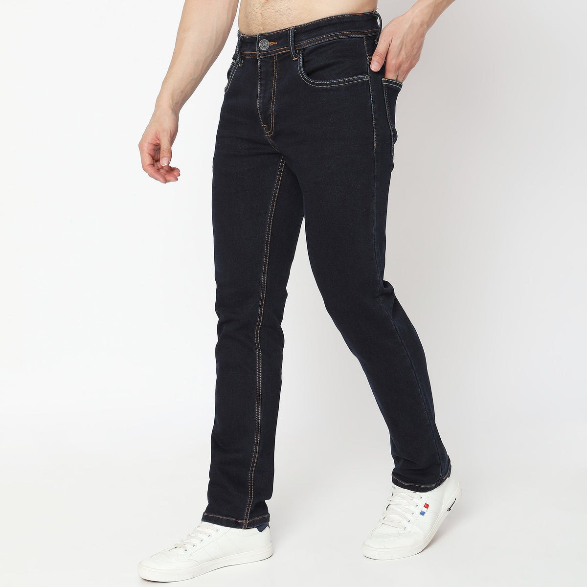 Men Wearing Straight Fit Solid Mid Rise Jean