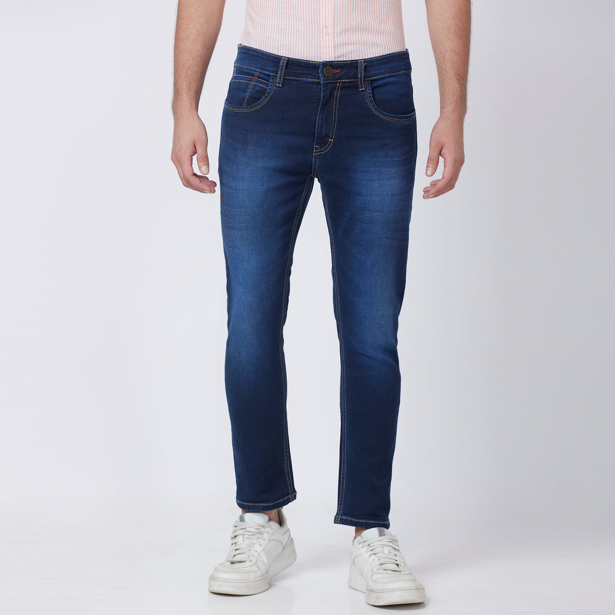 Men Wearing Skinny Fit Solid Mid Rise Jean