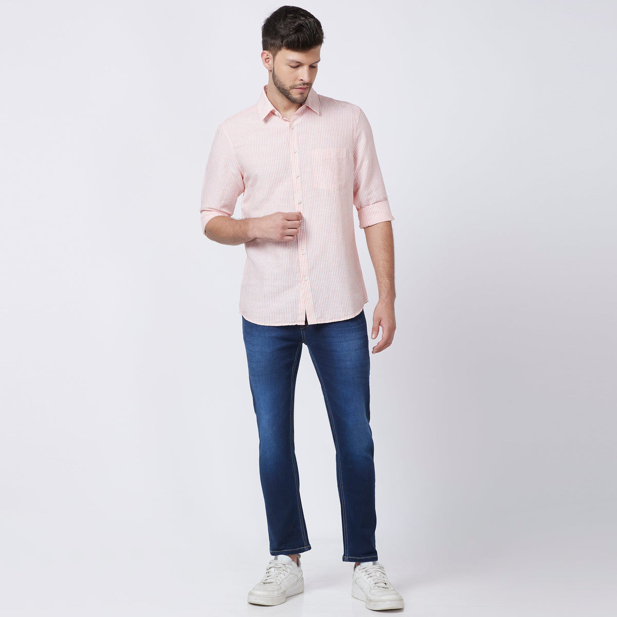 Men Wearing Skinny Fit Solid Mid Rise Jean