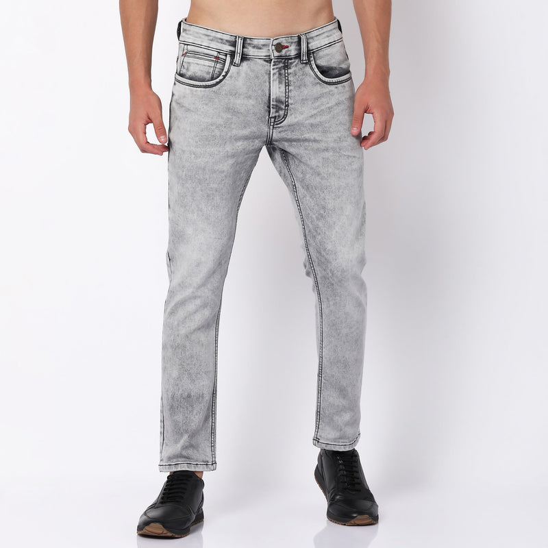 Men Wearing Skinny Fit Solid Mid Rise Jean