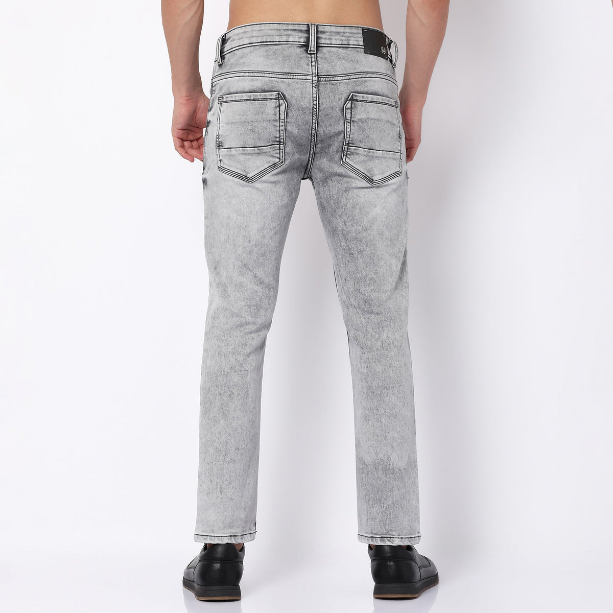 Men Wearing Skinny Fit Solid Mid Rise Jean