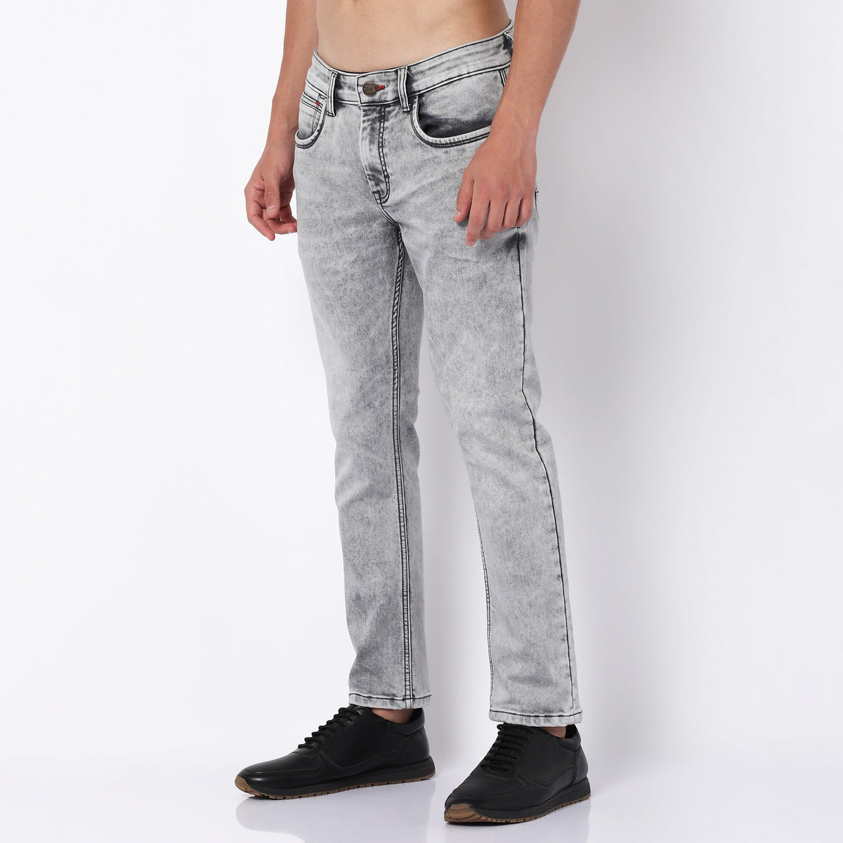 Men Wearing Skinny Fit Solid Mid Rise Jean