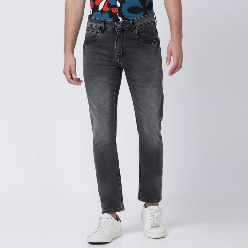 Men Wearing Skinny Fit Solid Mid Rise Jean