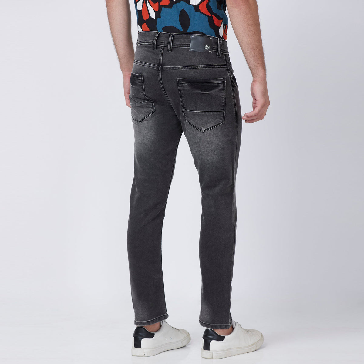 Men Wearing Skinny Fit Solid Mid Rise Jean