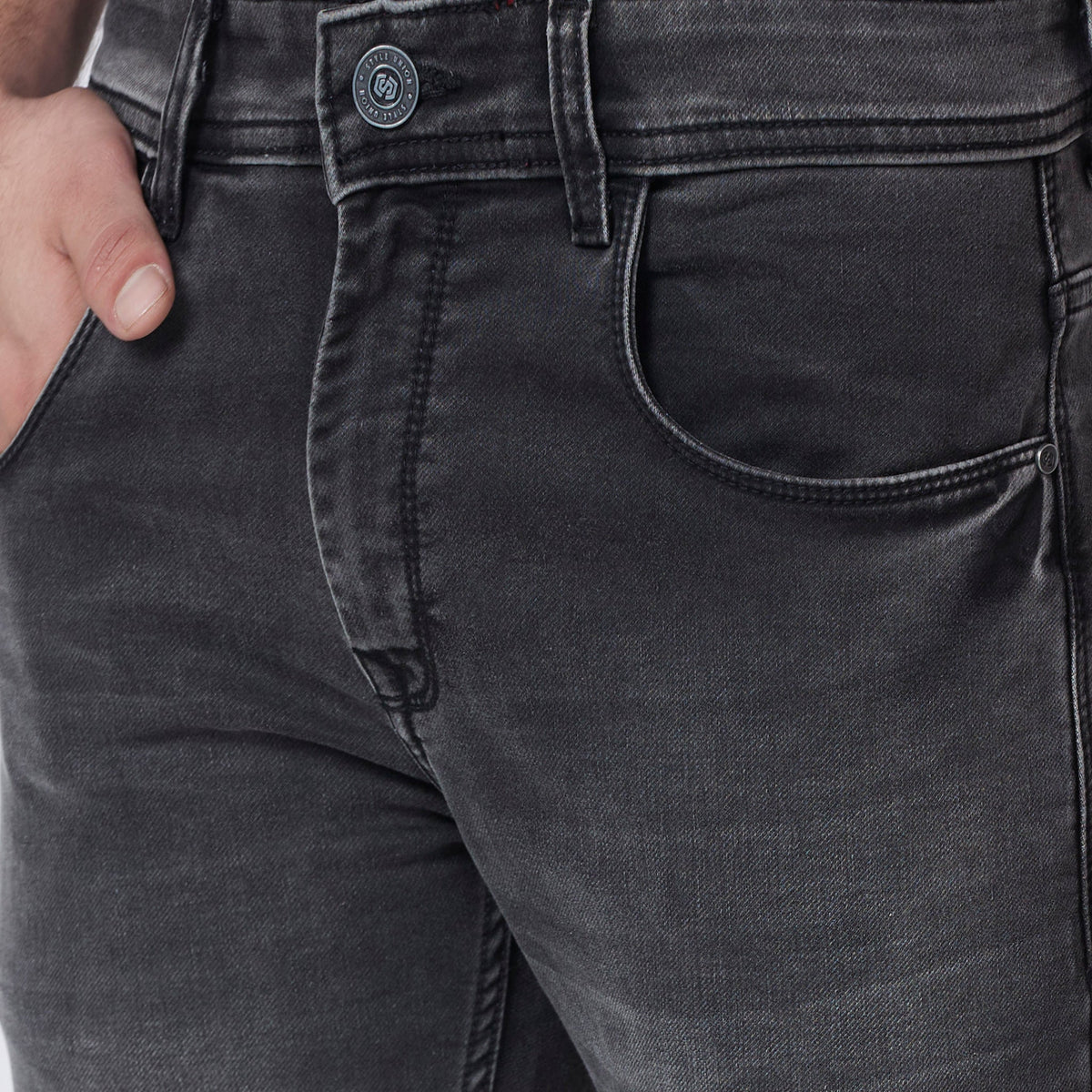 Men Wearing Skinny Fit Solid Mid Rise Jean