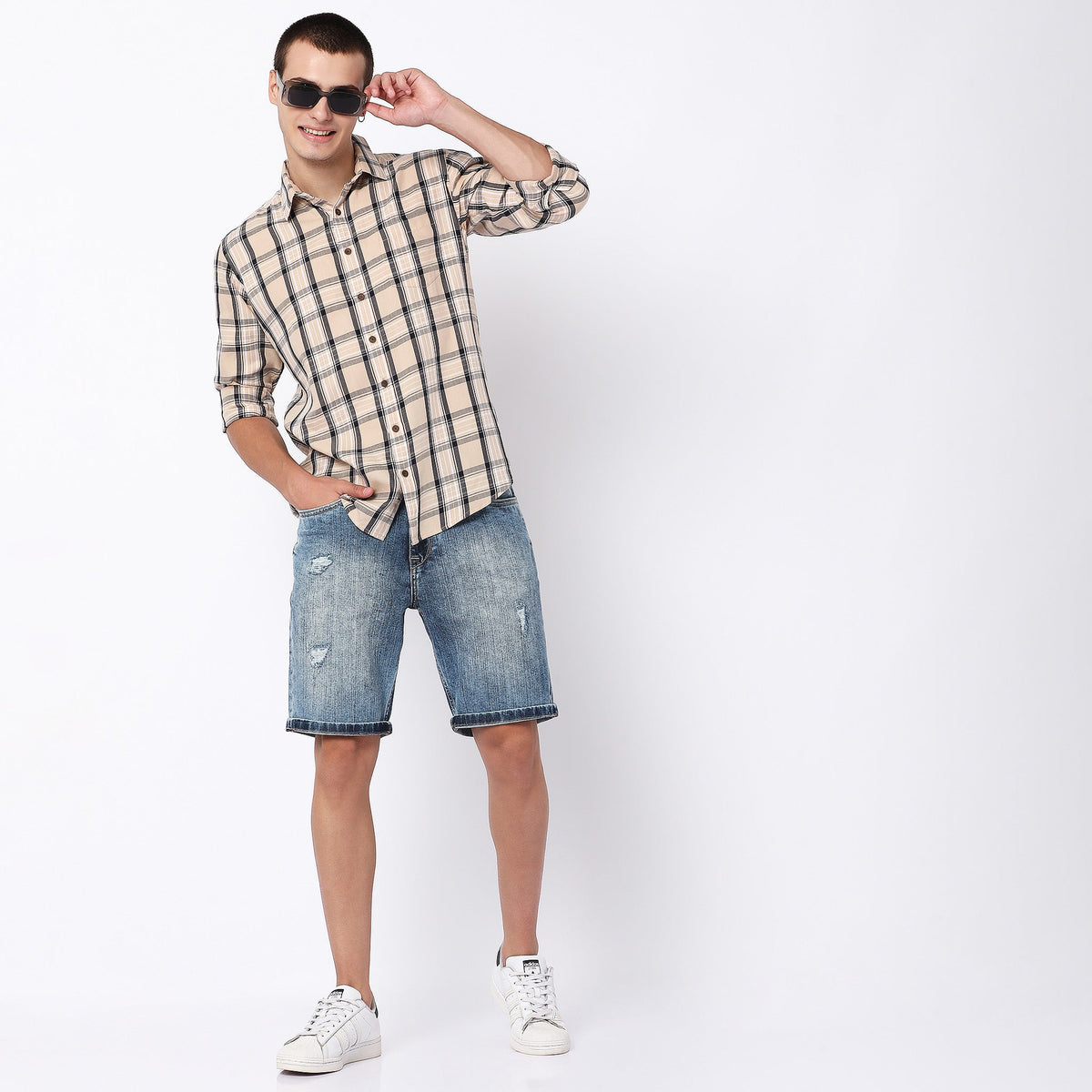 Men Wearing Regular Fit Distressed Low Rise Short