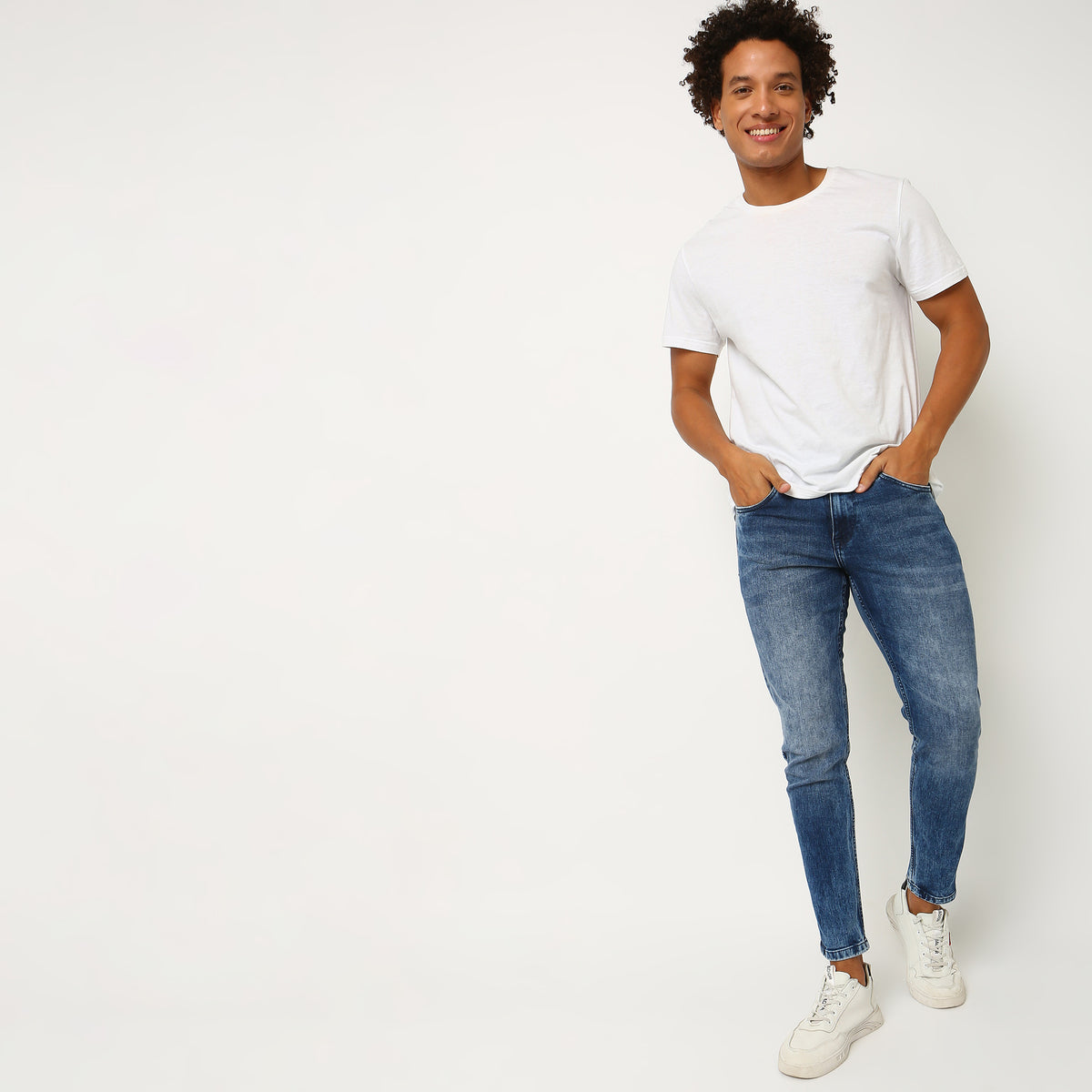 Men Wearing Skinny Comfort Solid Mid Rise Jeans