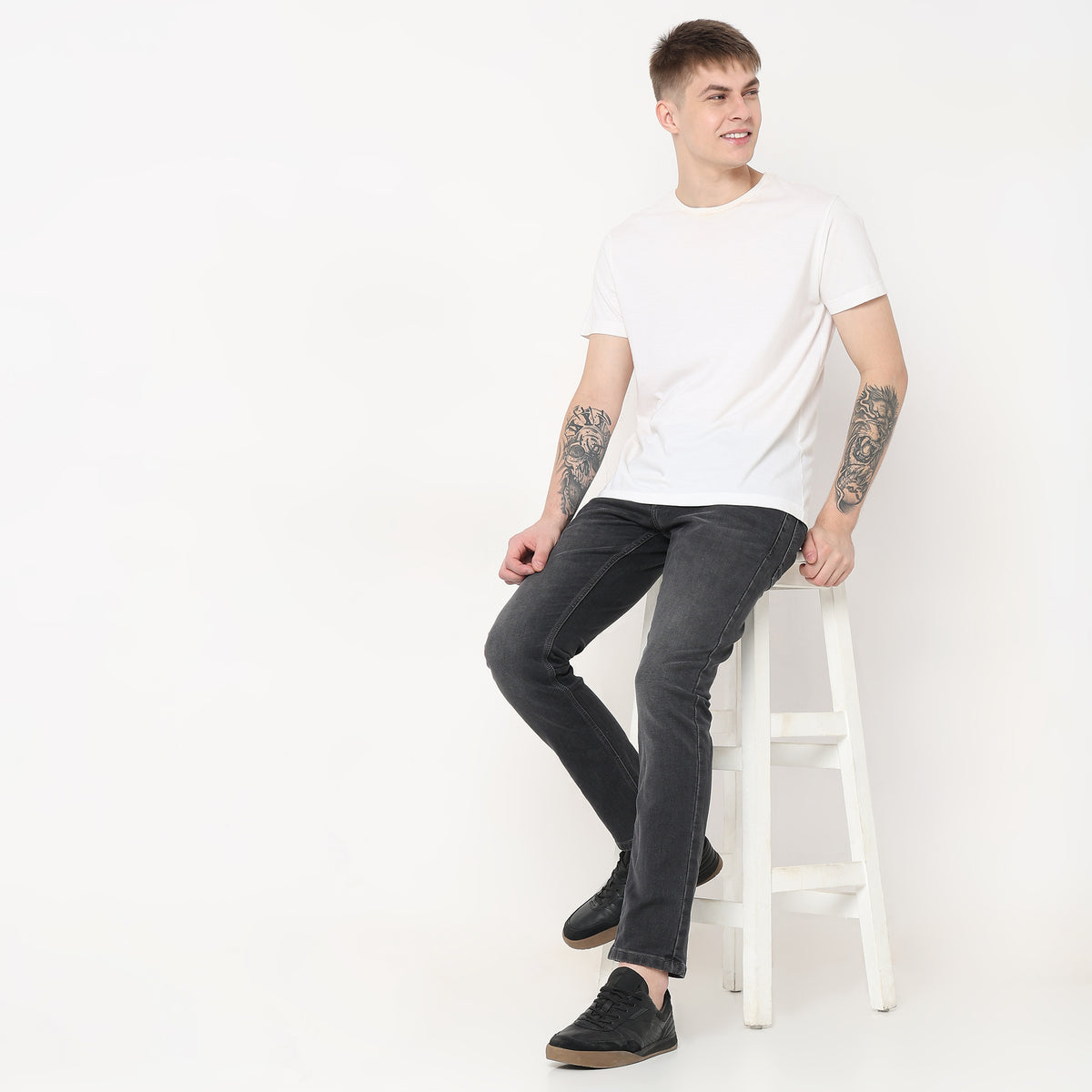 Straight Fit Solid Mid Rise Jeans