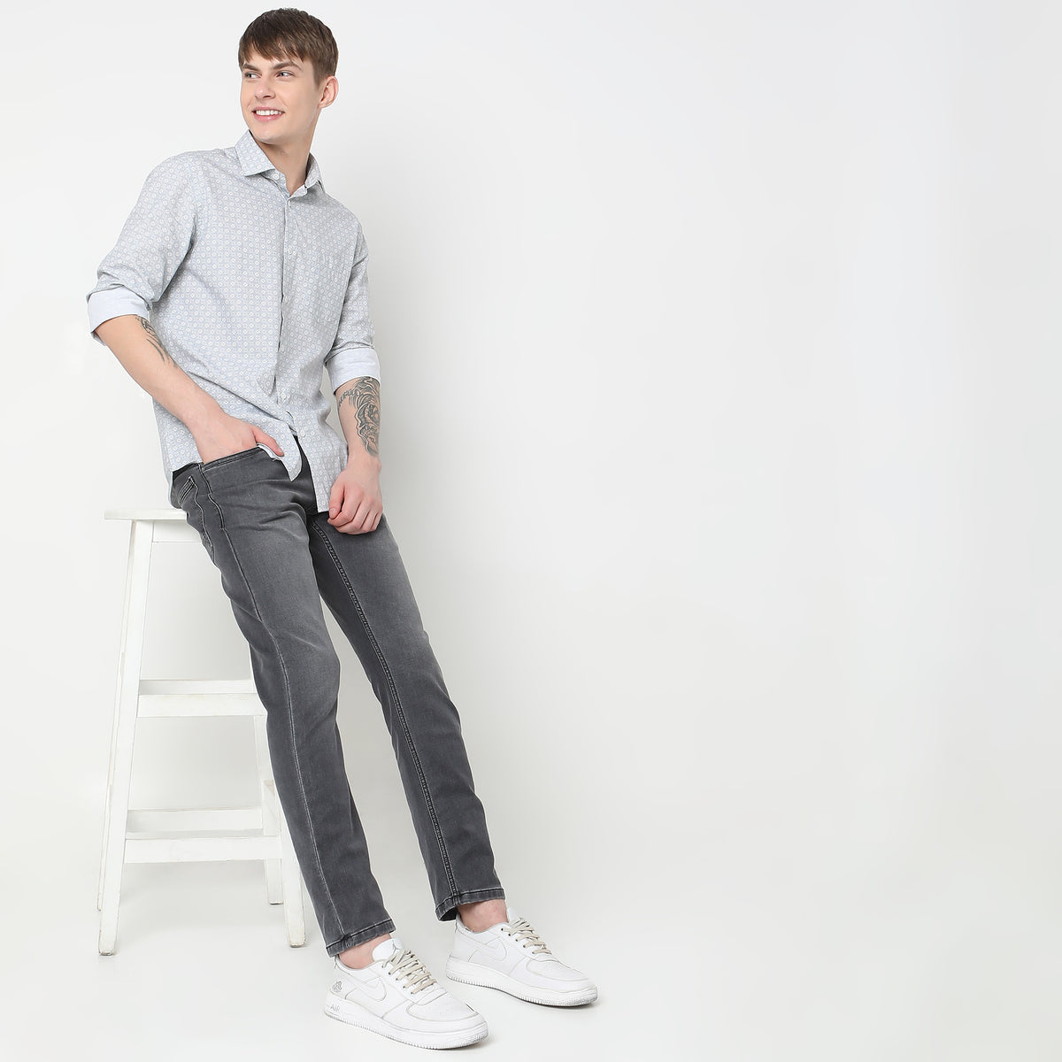 Straight Fit Solid Mid Rise Jeans