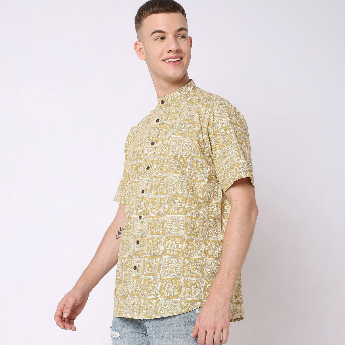 Men Wearing Regular Fit Printed Shirt