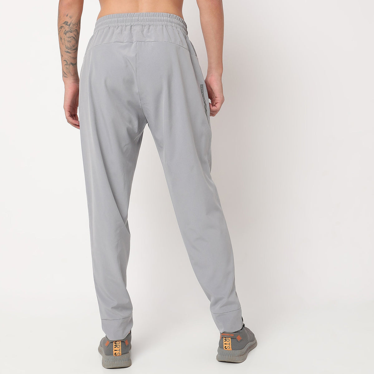 Men Wearing Regular Fit Solid Mid Rise Joggers