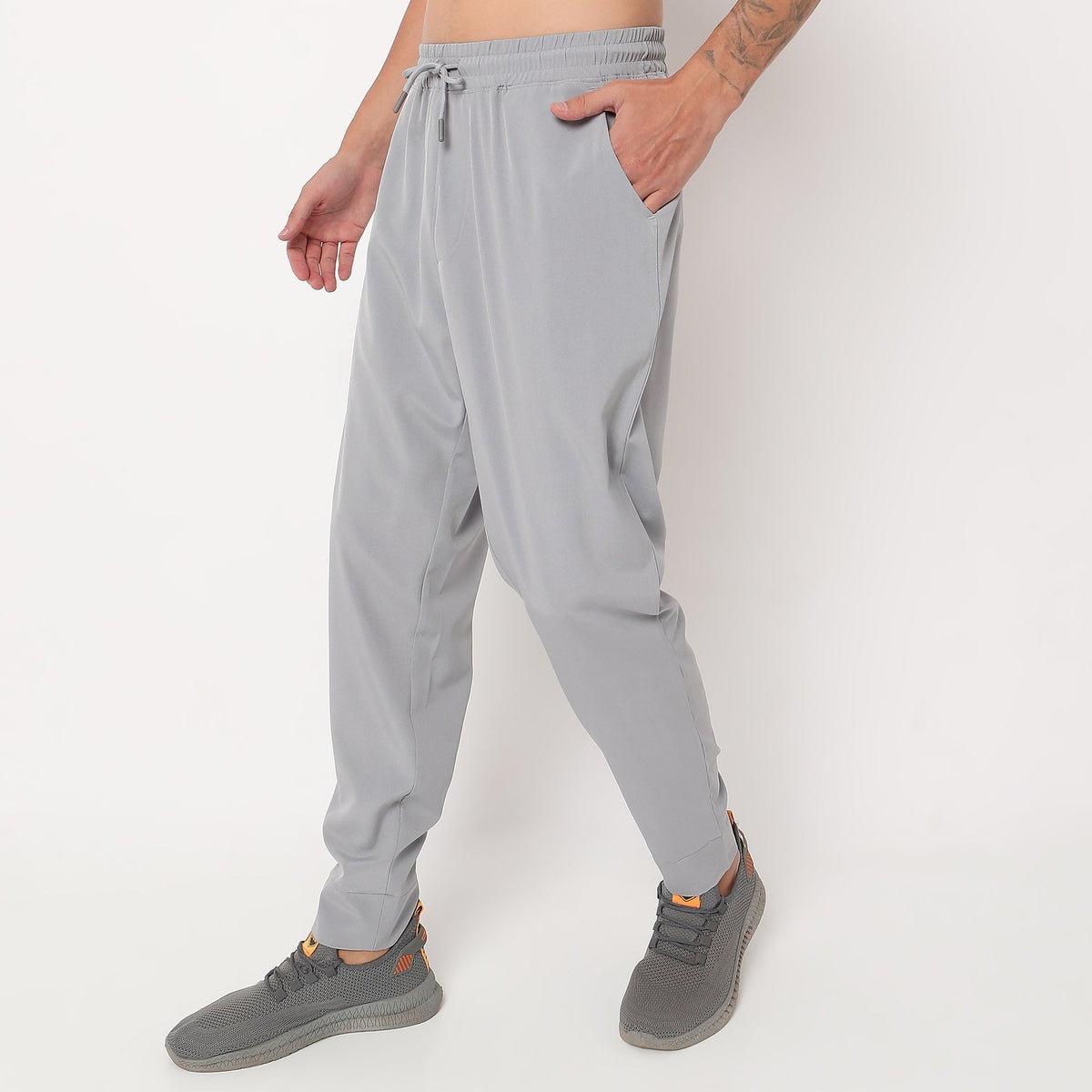 Men Wearing Regular Fit Solid Mid Rise Joggers