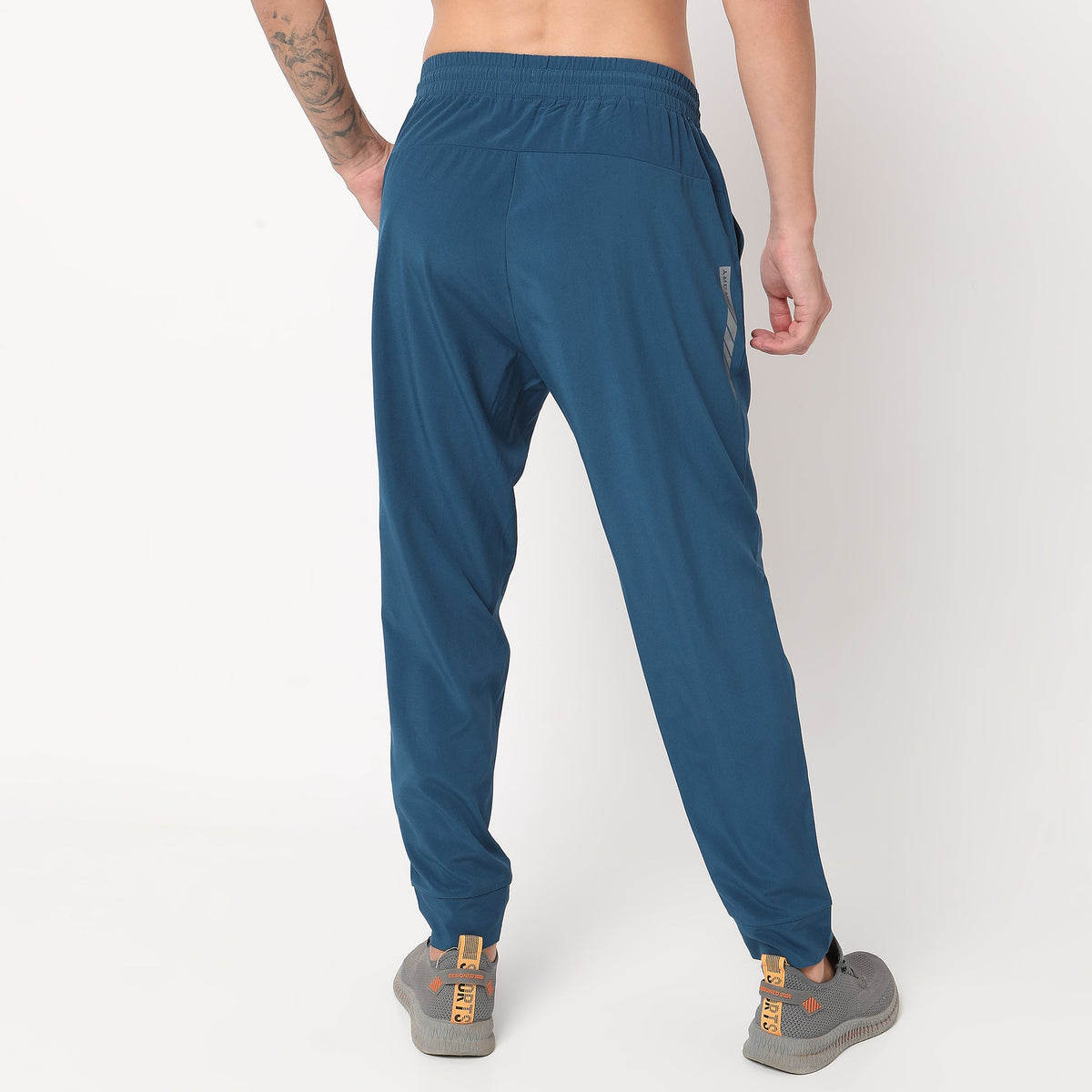 Men Wearing Regular Fit Solid Mid Rise Joggers