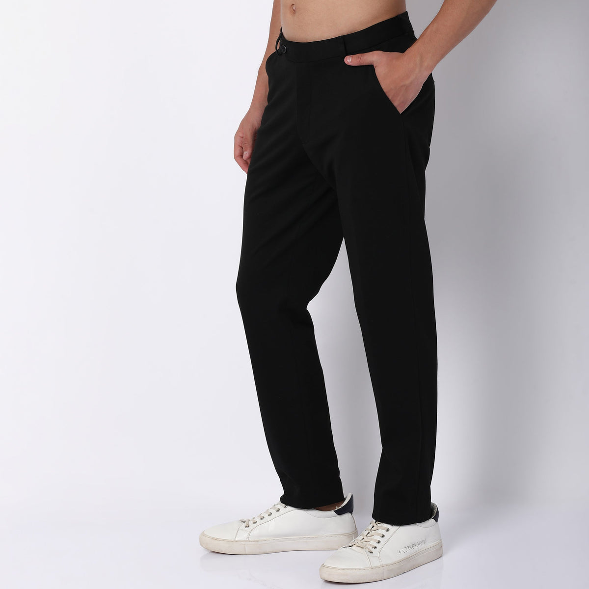 Men Wearing Regular Fit Solid Mid Rise Trouser