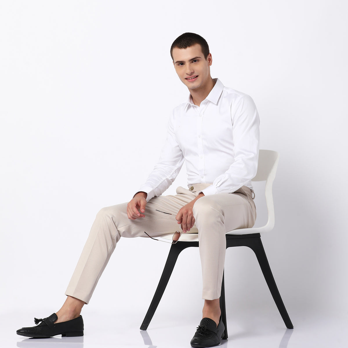 Regular Fit Solid Mid Rise Trousers