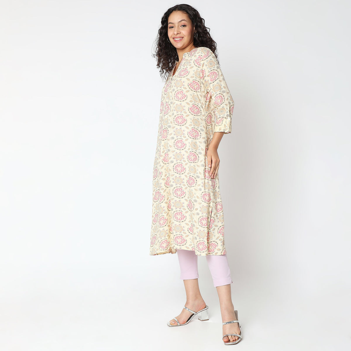 Women Wearing Straight Fit Printed Kurta