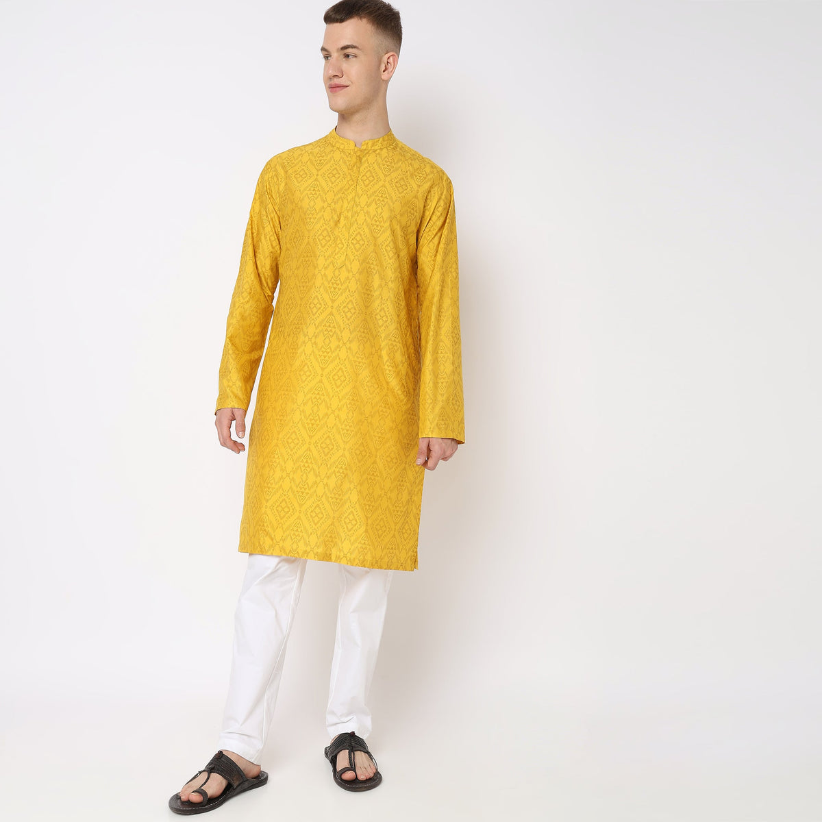 Men Wearing Regular Fit Printed Kurta