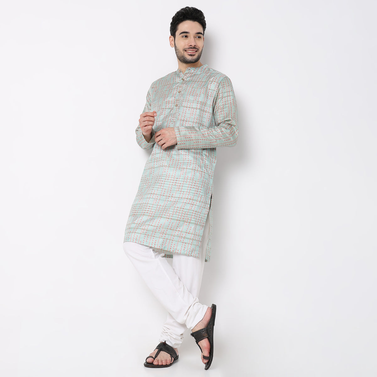 Men Wearing Regular Fit Printed Kurta