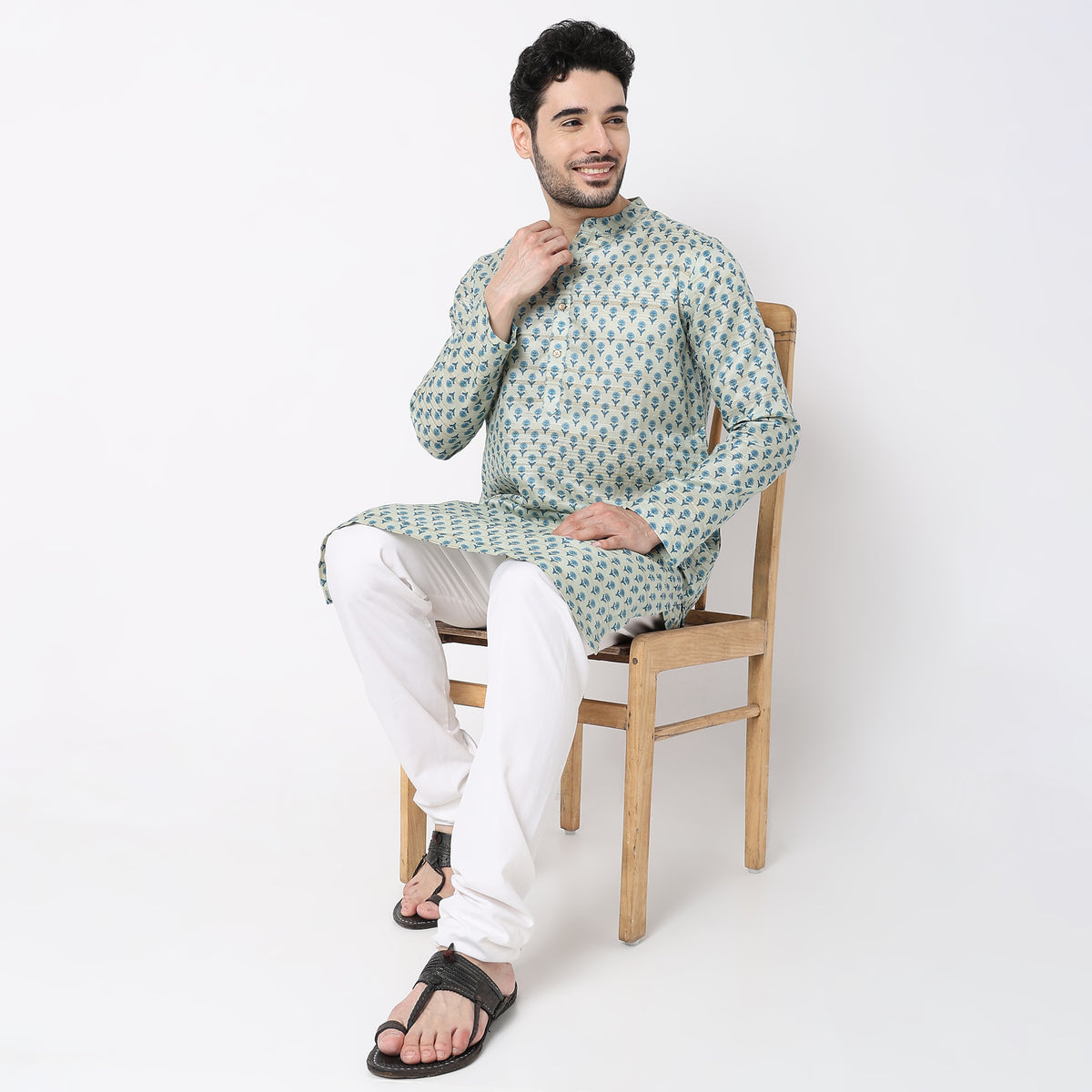 Men Wearing Regular Fit Printed Kurta