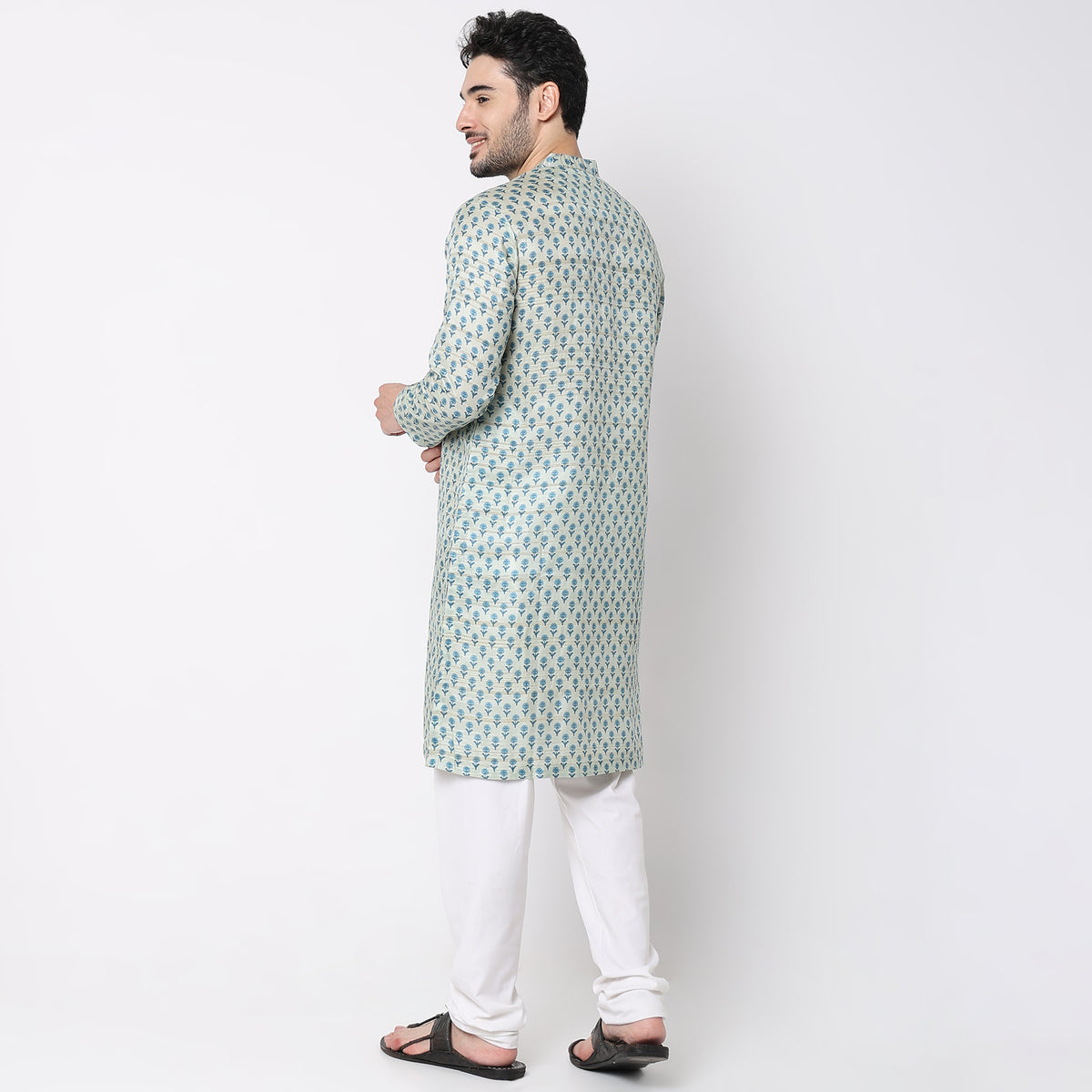 Men Wearing Regular Fit Printed Kurta