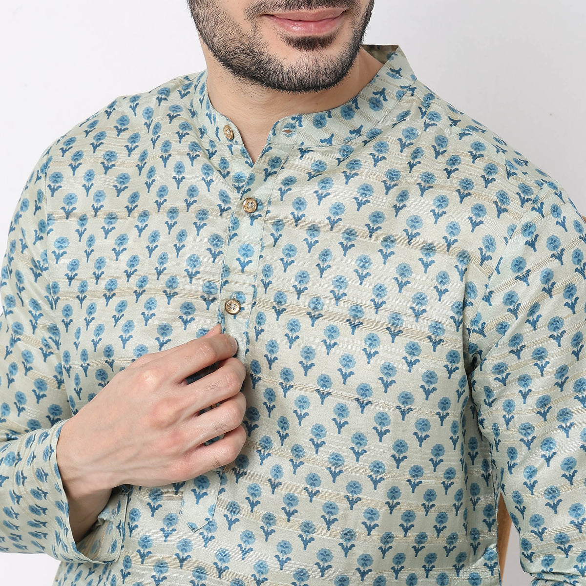 Men Wearing Regular Fit Printed Kurta