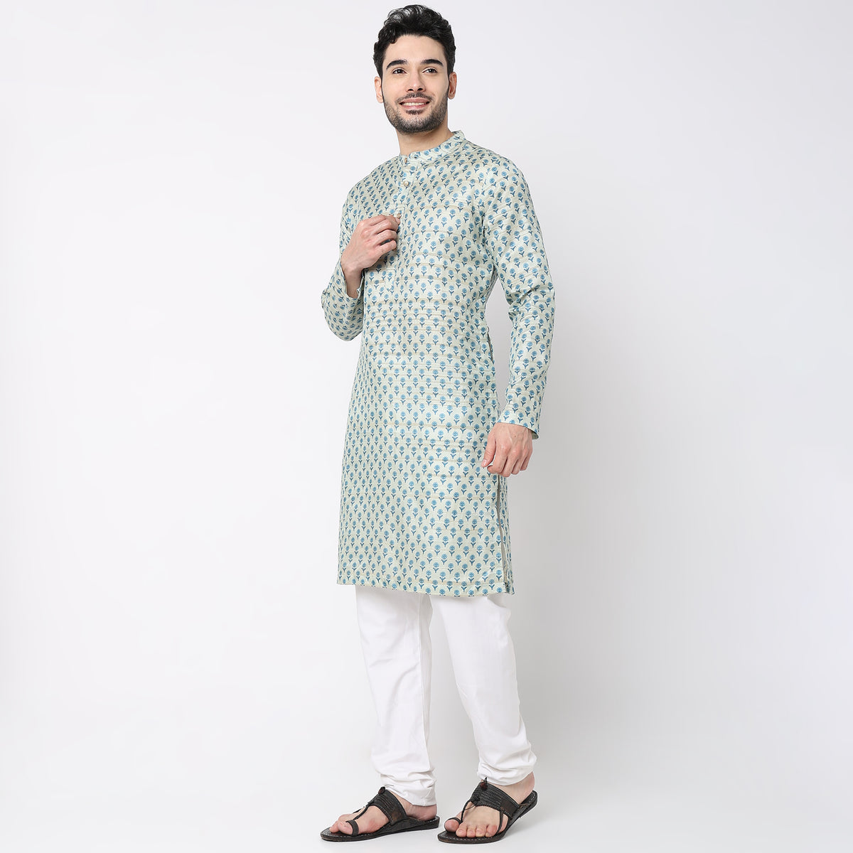 Men Wearing Regular Fit Printed Kurta