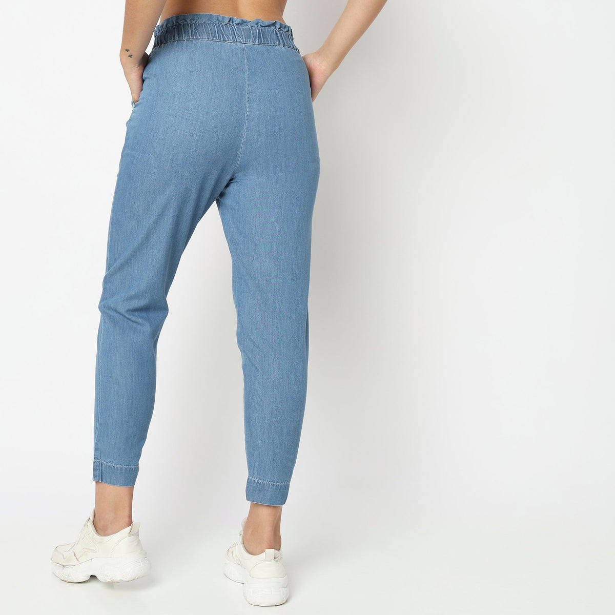 Women Wearing Regular Fit Solid Mid Rise Joggers